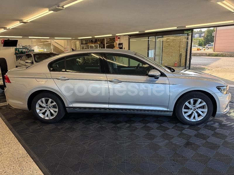 Usado VW Passat Business 150 CV (110 kW) 2020 Gris / plata Berlina