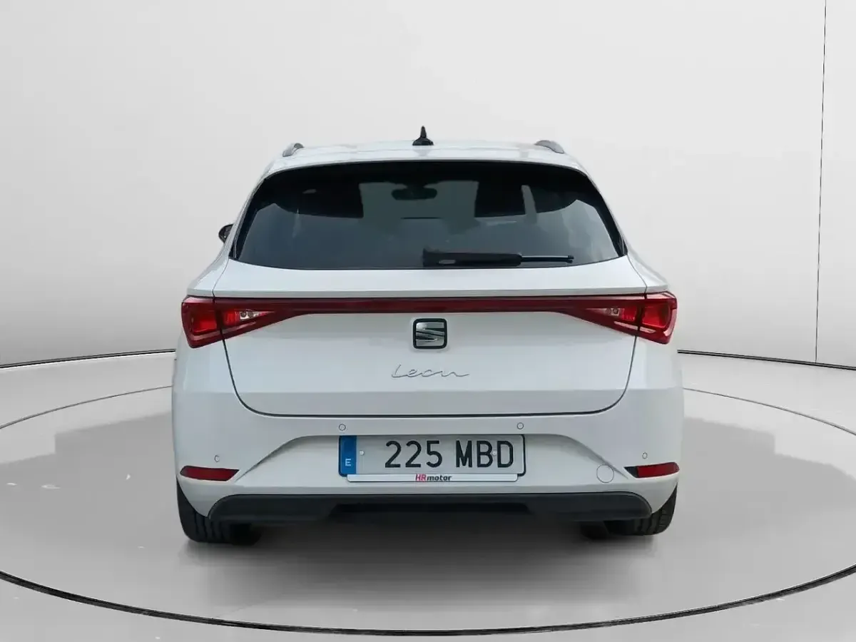 Usado Seat Leon Style 115 CV (84 kW) 2022 Blanco Familiar