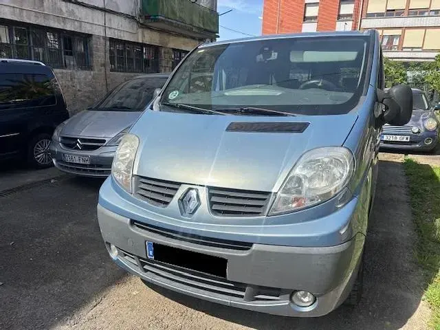 Usado Renault Trafic Privilege 150 CV (110 kW) 2011 Gris Monovolumen