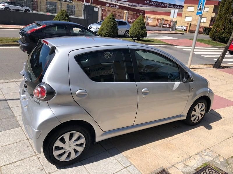 Usado Toyota Aygo City 68 CV (50 kW) 2013 Gris / plata Utilitario