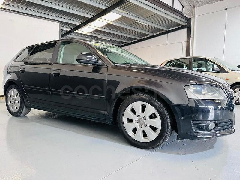 Usado Audi A3 Ambiente 105 CV (77 kW) 2010 Negro Utilitario
