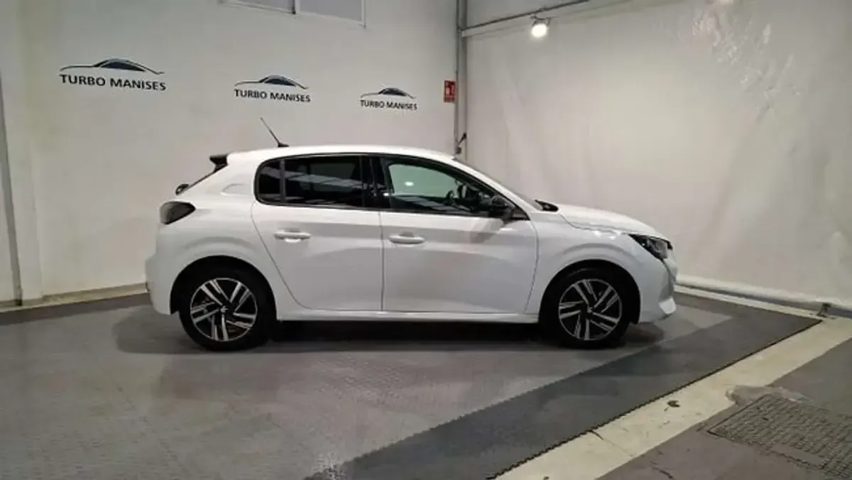 Usado Peugeot 208 Allure 102 CV (75 kW) 2023 Blanco Utilitario