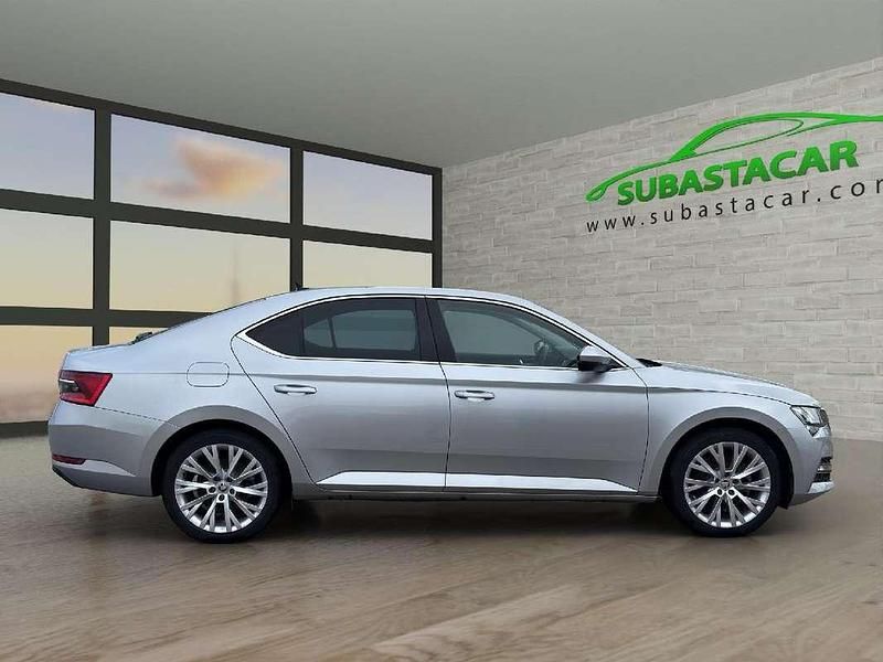 Usado Skoda Superb Style 218 CV (160 kW) 2021 Plateado Berlina