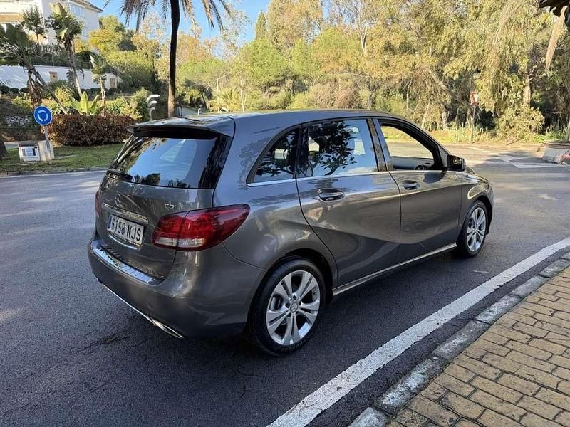 Usado Mercedes B180 109 CV (80 kW) 2015 Gris Utilitario