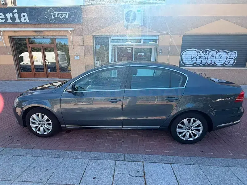 Usado VW Passat Advance 105 CV (77 kW) 2011 Gris / plata Familiar