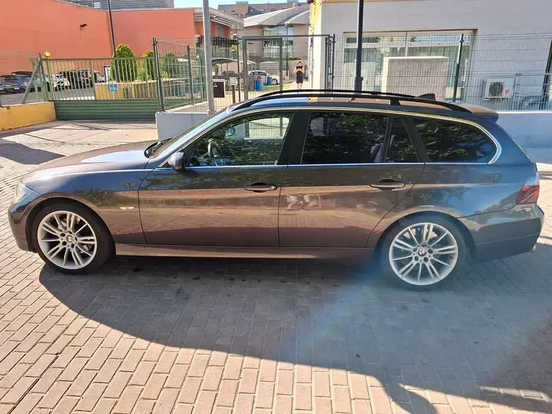Usado BMW 330 272 CV (200 kW) 2008 Gris / plata Familiar