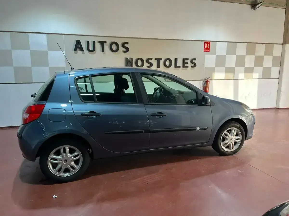 Usado Renault Clio II Dynamique 85 CV (62 kW) 2006 Gris Berlina