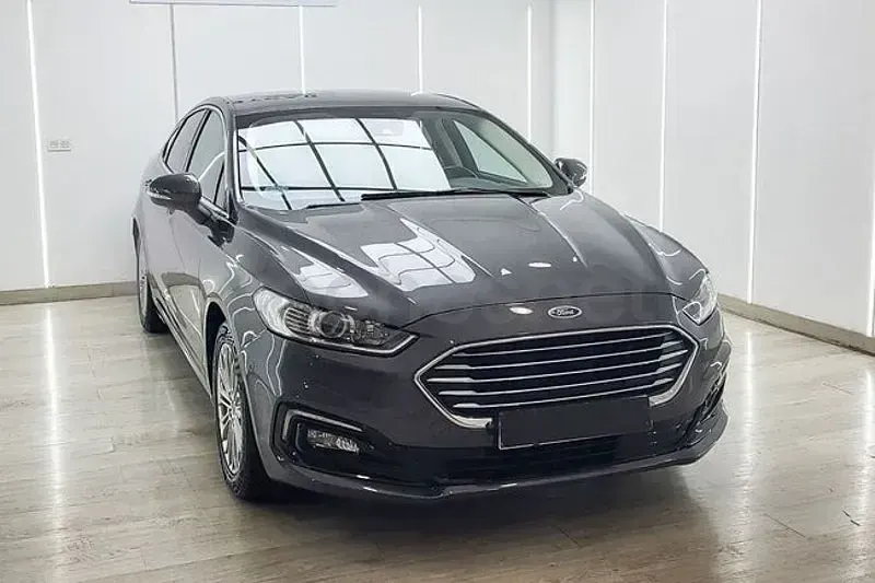 Usado Ford Mondeo Trend 187 CV (137 kW) 2022 Gris / plata Berlina