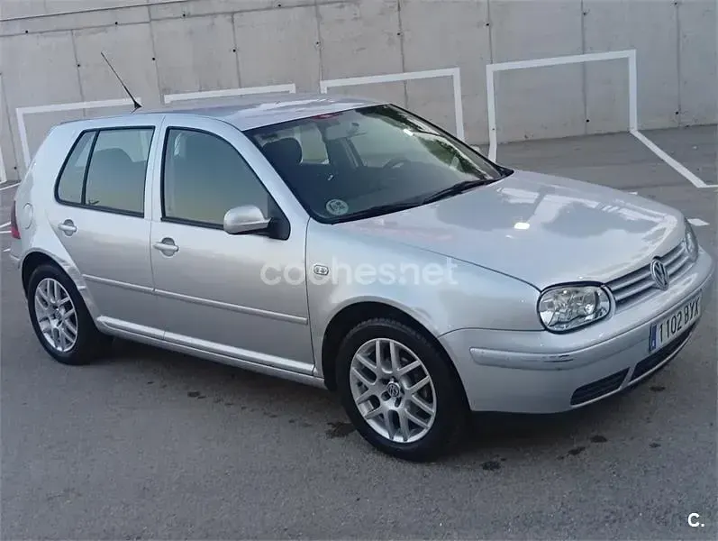 Usado VW Golf IV Highline 105 CV (77 kW) 2002 Gris / plata Berlina