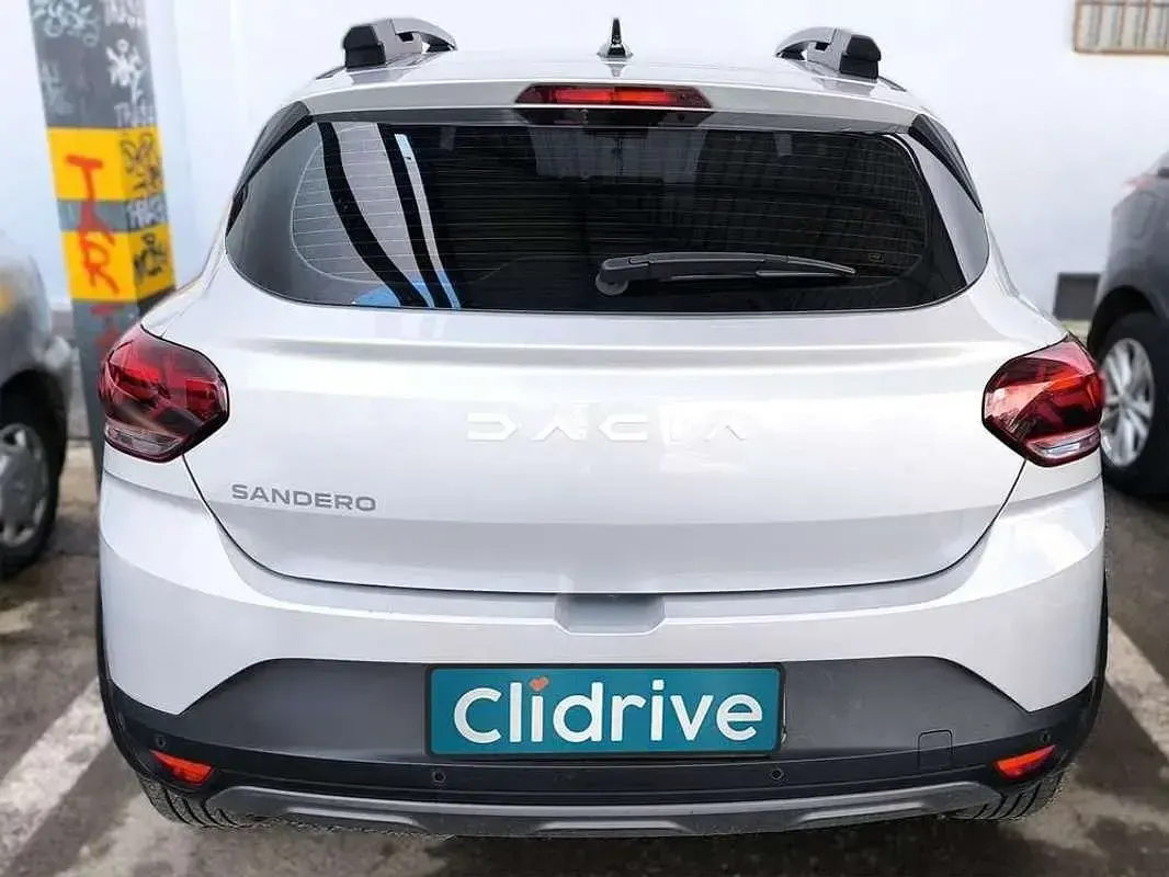 Usado Dacia Sandero Expression 101 CV (74 kW) 2023 Gris Utilitario