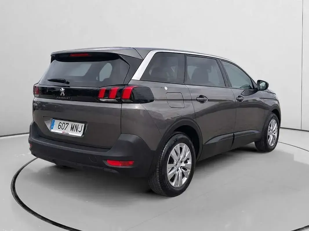 Usado Peugeot 5008 Active 136 CV (100 kW) 2024 Gris SUV