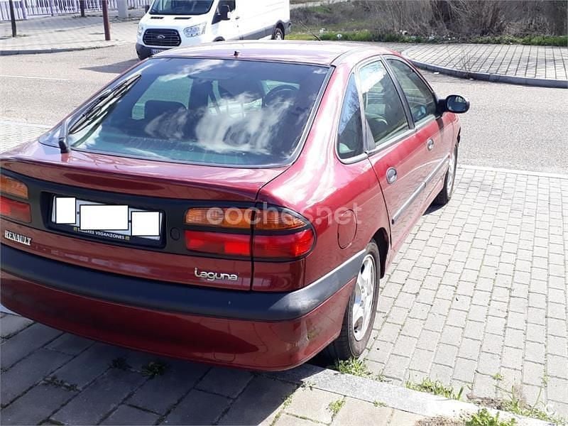 Usado Renault Laguna 115 CV (84 kW) 1999 Rojo Berlina