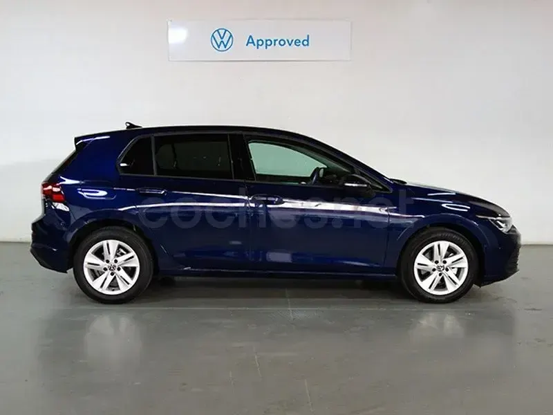 Usado VW Golf VIII Life 110 CV (80 kW) 2022 Azul Berlina