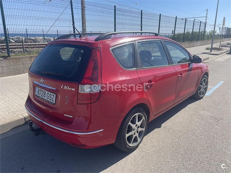 Usado Hyundai i30 Comfort 90 CV (66 kW) 2010 Rojo Familiar
