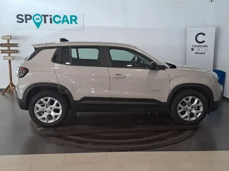 Usado Jeep Avenger Altitude 100 CV (73 kW) 2025 Beige SUV