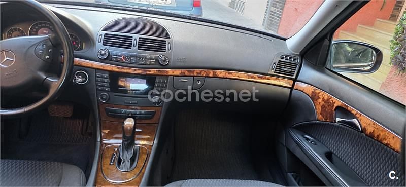 Usado Mercedes E220 Elegance 150 CV (110 kW) 2005 Azul Berlina