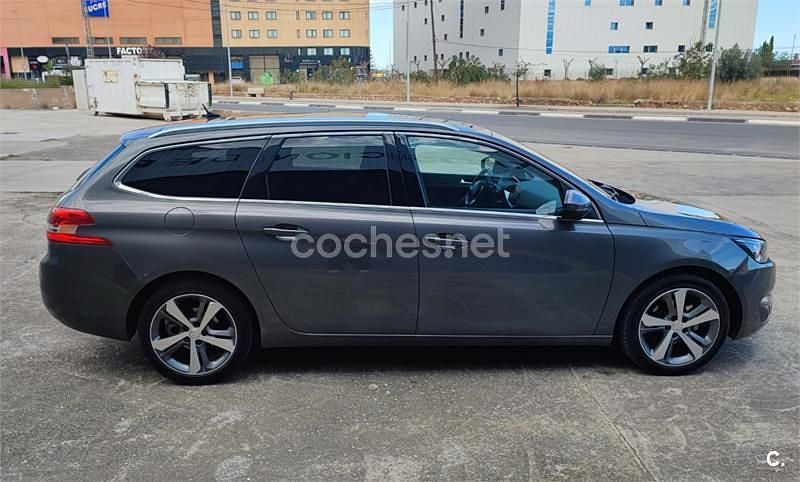 Usado Peugeot 308 SW Allure 130 CV (95 kW) 2016 Gris / plata Familiar