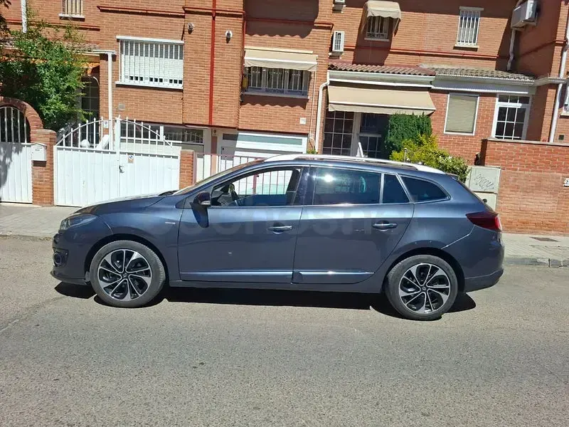 Usado Renault Mégane GrandTour Bose Edition 130 CV (95 kW) 2016 Gris / plata Familiar
