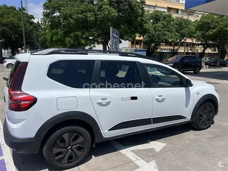 Usado Dacia Jogger Expression 100 CV (73 kW) 2025 Blanco Monovolumen
