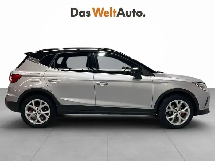 Usado Seat Arona FR 150 CV (110 kW) 2023 Gris plata SUV