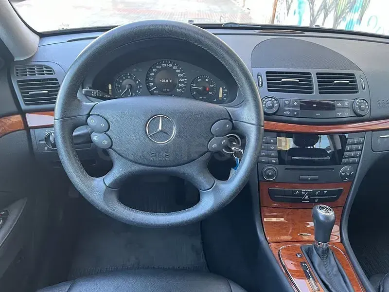 Usado Mercedes E200 Classic 136 CV (100 kW) 2007 Marrón Berlina