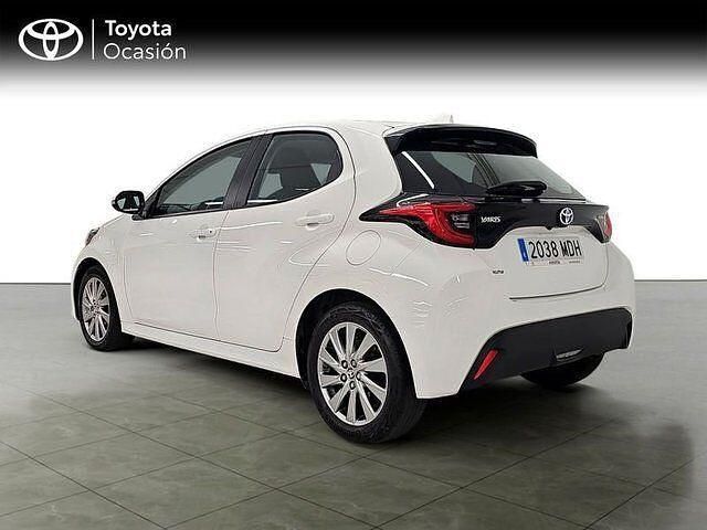 Usado Toyota Yaris Hybrid Active 116 CV (85 kW) 2023 Blanco Berlina