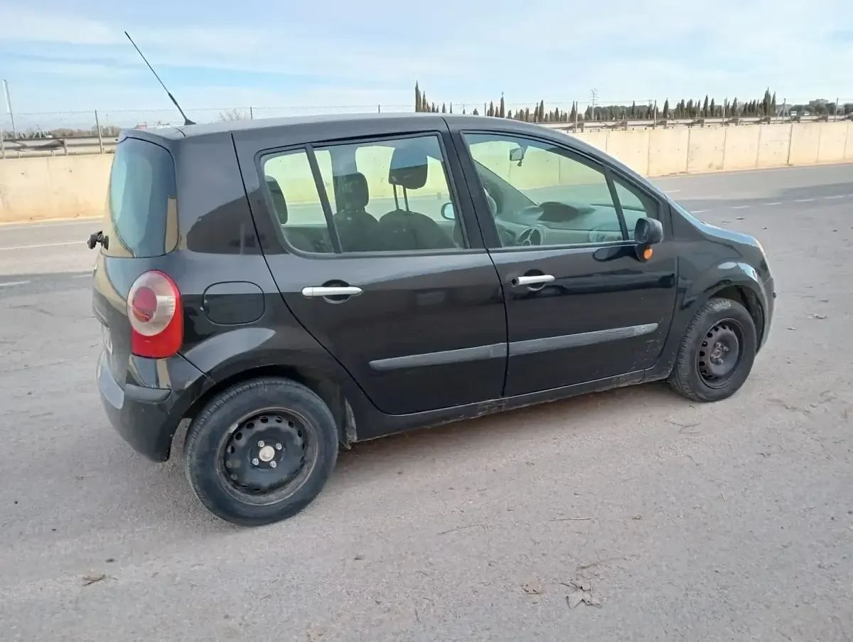 Usado Renault Modus Dynamique 80 CV (58 kW) 2005 Negro Monovolumen