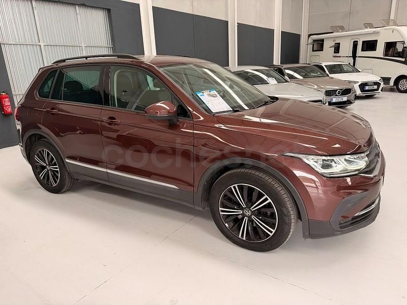 Usado VW Tiguan Life 150 CV (110 kW) 2022 Granate SUV