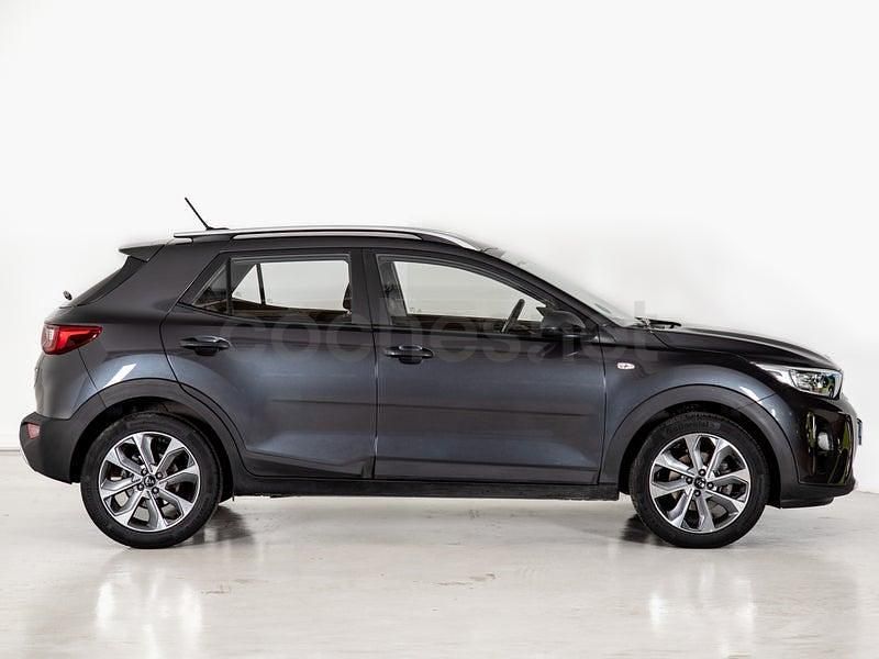 Usado Kia Stonic 100 CV (73 kW) 2020 Gris / plata SUV