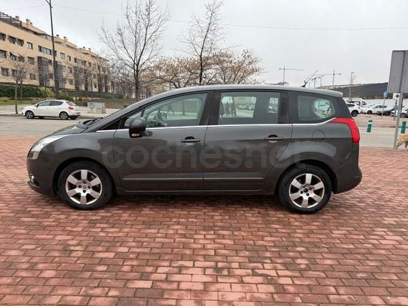 Usado Peugeot 5008 Premium 150 CV (110 kW) 2010 Gris / plata Monovolumen