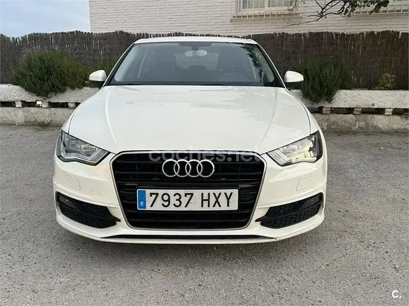 Usado Audi A3 Attraction 105 CV (77 kW) 2014 Blanco Berlina
