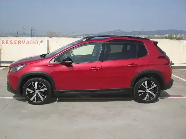 Usado Peugeot 2008 GT-line 130 CV (95 kW) 2019 Rojo SUV
