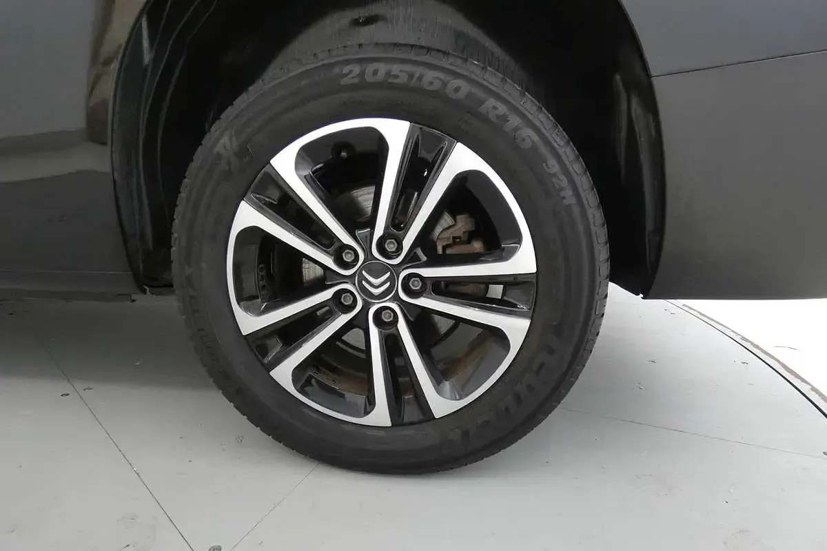 Käytetty Citroën Berlingo Feel 102 HP (75 kW) 2019 Tila-auto