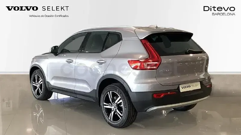 Usado Volvo XC40 Plus 163 CV (119 kW) 2024 Gris / plata SUV