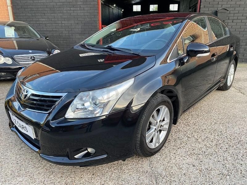 Usado Toyota Avensis Sol 129 CV (94 kW) 2010 Negro Berlina