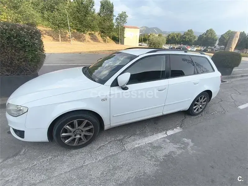 Usado Seat Exeo Reference 120 CV (88 kW) 2012 Blanco Familiar