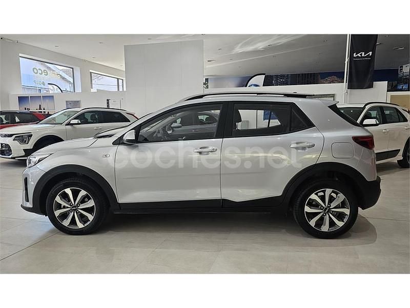 Usado Kia Stonic 79 CV (58 kW) 2024 Gris / plata SUV