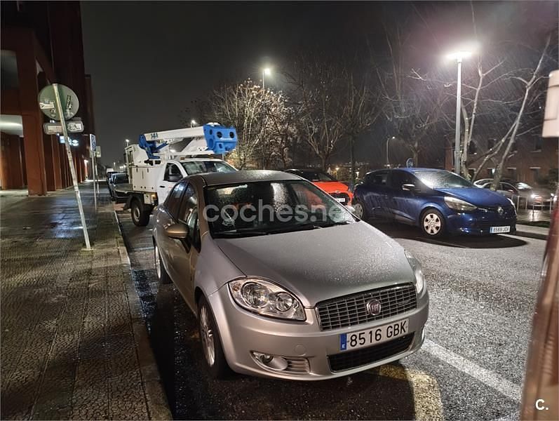 Usado Fiat Linea Emotion 90 CV (66 kW) 2008 Gris / plata Berlina