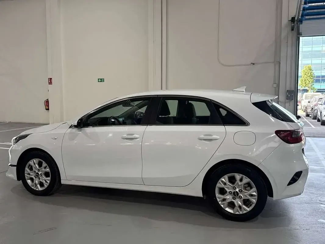 Usado Kia Ceed 120 CV (88 kW) 2022 Blanco Utilitario