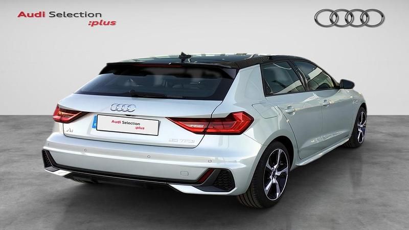 Usado Audi A1 Sportback 95 CV (69 kW) 2023 Plata rocío metalizado y techo negro mito metalizado Utilitario