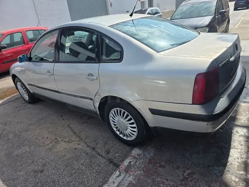 Brugt VW Passat Conceptline 90 HK (66 kW) 1999 Grå Sedan