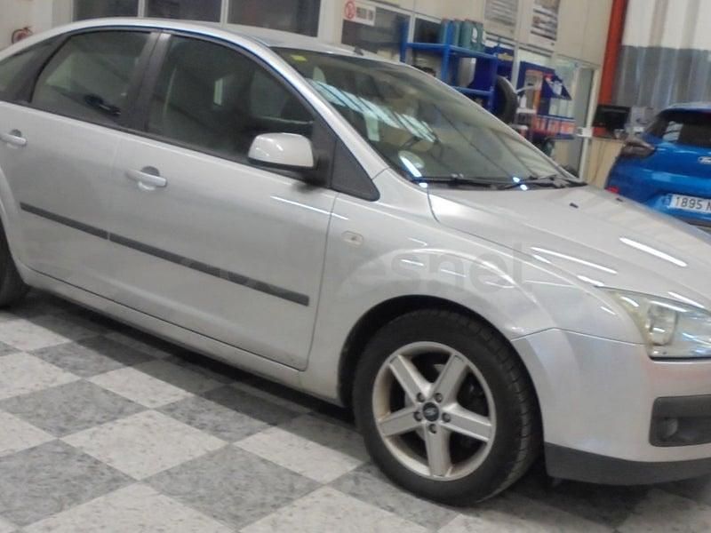 Usado Ford Focus Trend 109 CV (80 kW) 2006 Gris / plata Berlina