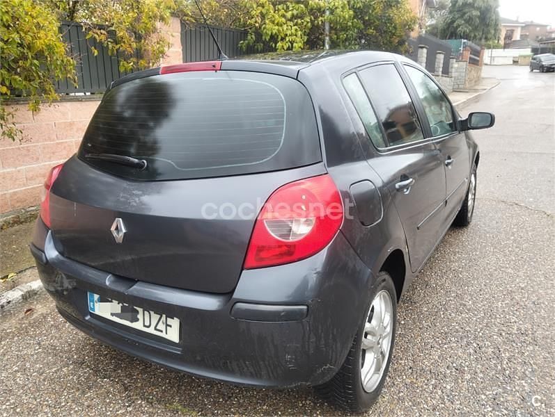 Usado Renault Clio III Collection 75 CV (55 kW) 2012 Gris / plata Berlina