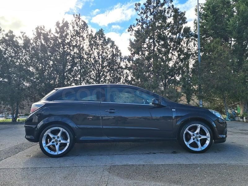 Usado Opel Astra GTC Sport 140 CV (102 kW) 2006 Negro Berlina