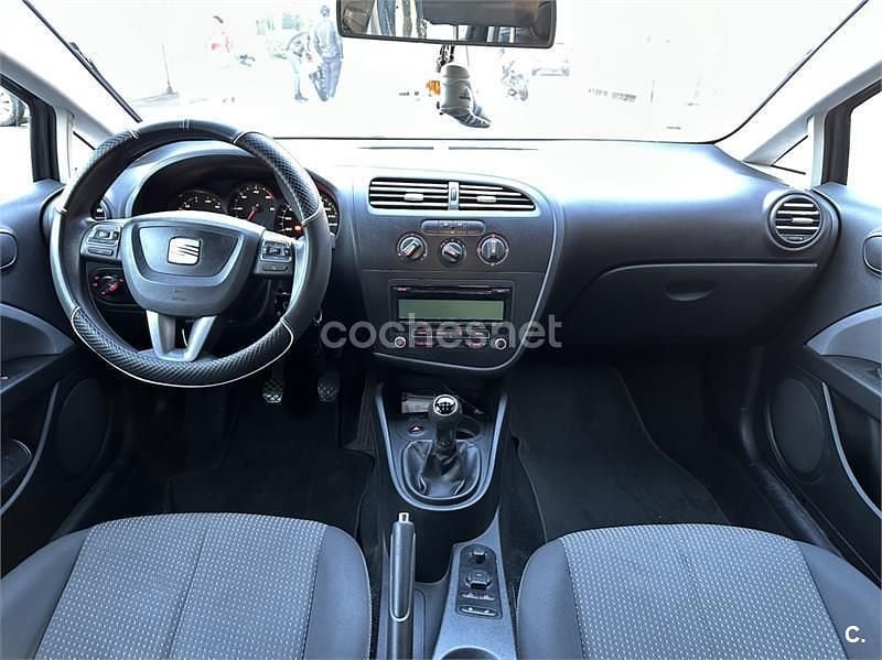 Usado Seat Leon Reference 105 CV (77 kW) 2011 Gris / plata Utilitario