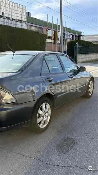 Usado Lexus IS200 Luxury Line 155 CV (114 kW) 2003 Gris / plata Berlina