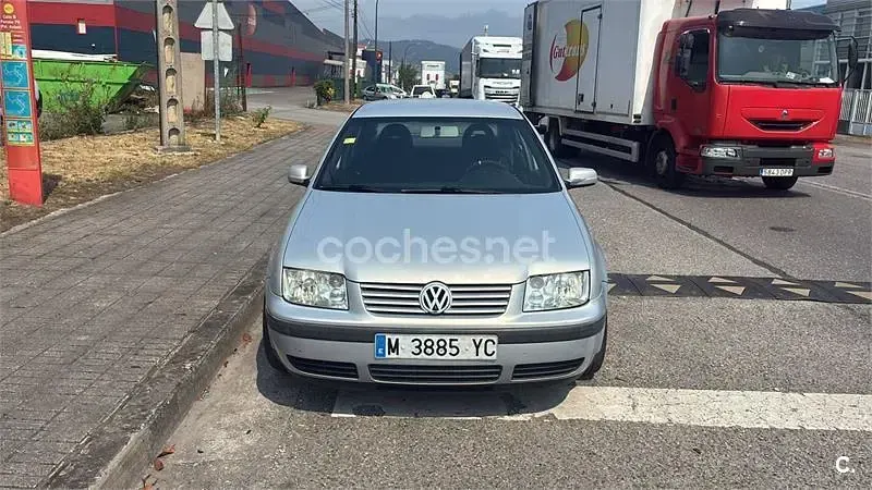Usado VW Bora Highline 110 CV (80 kW) 1999 Gris / plata Berlina