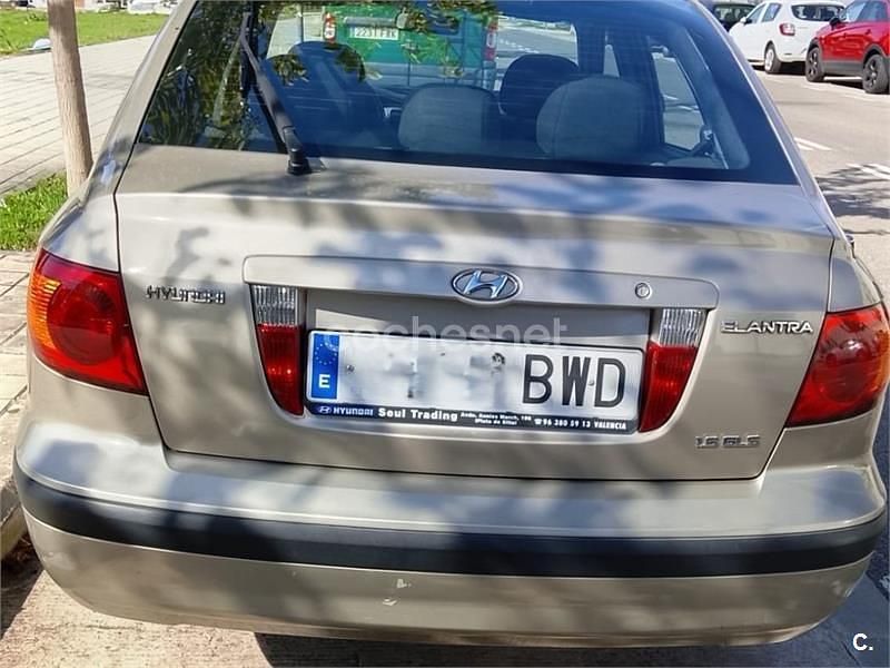 Usado Hyundai Elantra GLS 107 CV (78 kW) 2002 Gris / plata Berlina