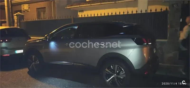 Usado Peugeot 3008 Allure 130 CV (95 kW) 2020 Gris / plata SUV