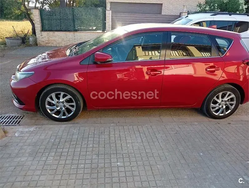 Usado Toyota Auris Active 116 CV (85 kW) 2016 Rojo Berlina